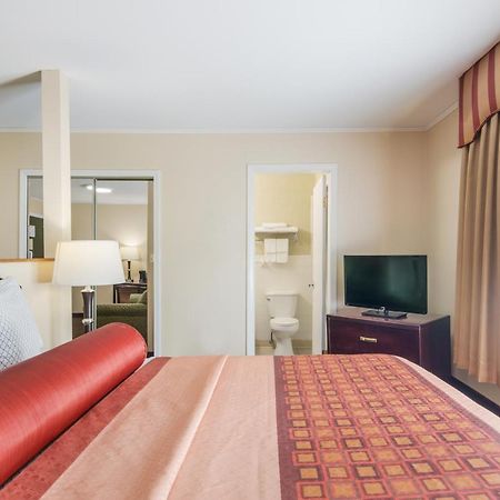 Rodeway Inn Weedsport Ngoại thất bức ảnh