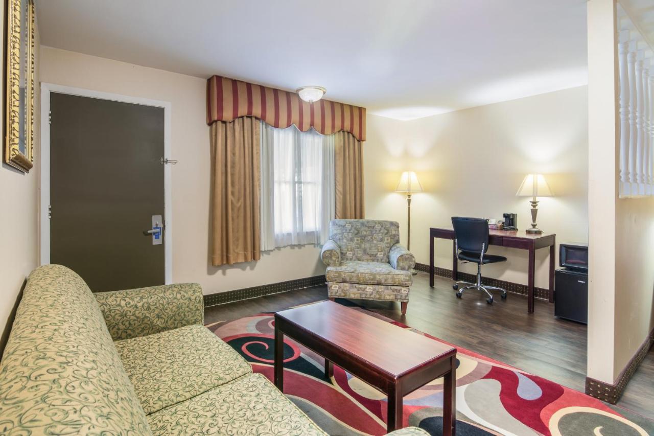 Rodeway Inn Weedsport Ngoại thất bức ảnh