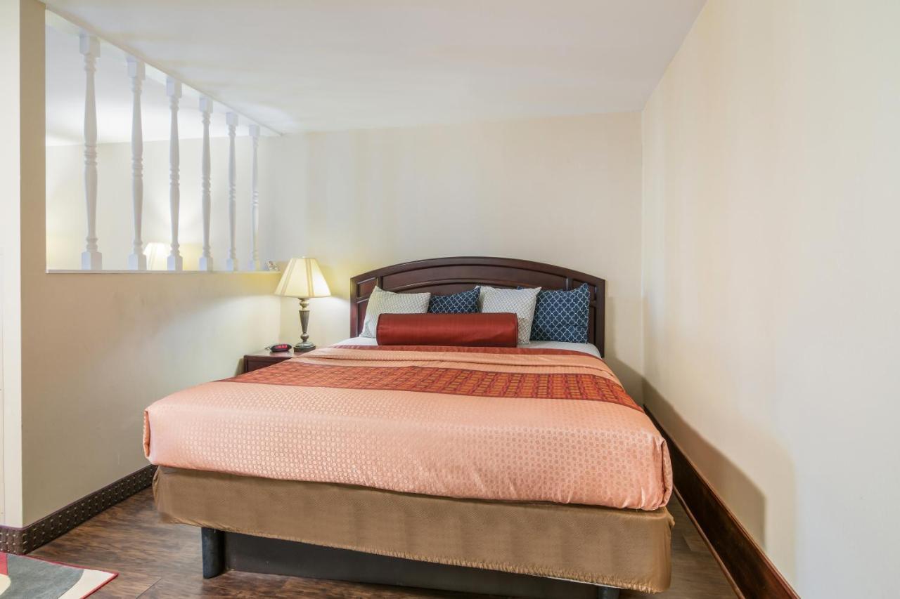 Rodeway Inn Weedsport Ngoại thất bức ảnh