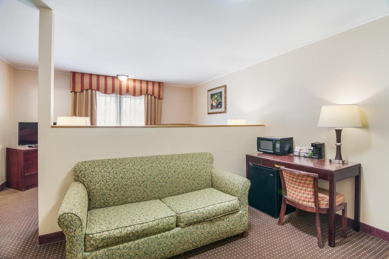 Rodeway Inn Weedsport Ngoại thất bức ảnh
