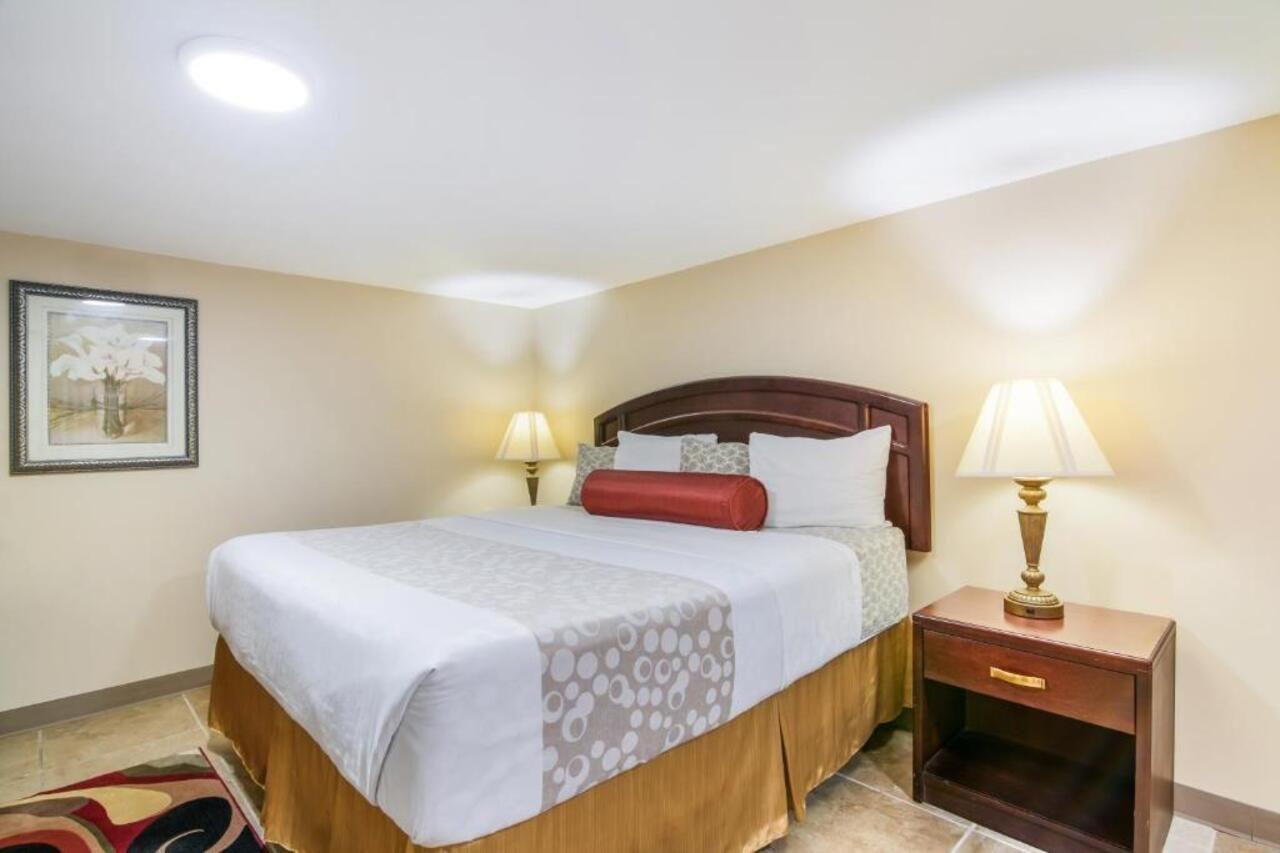 Rodeway Inn Weedsport Ngoại thất bức ảnh
