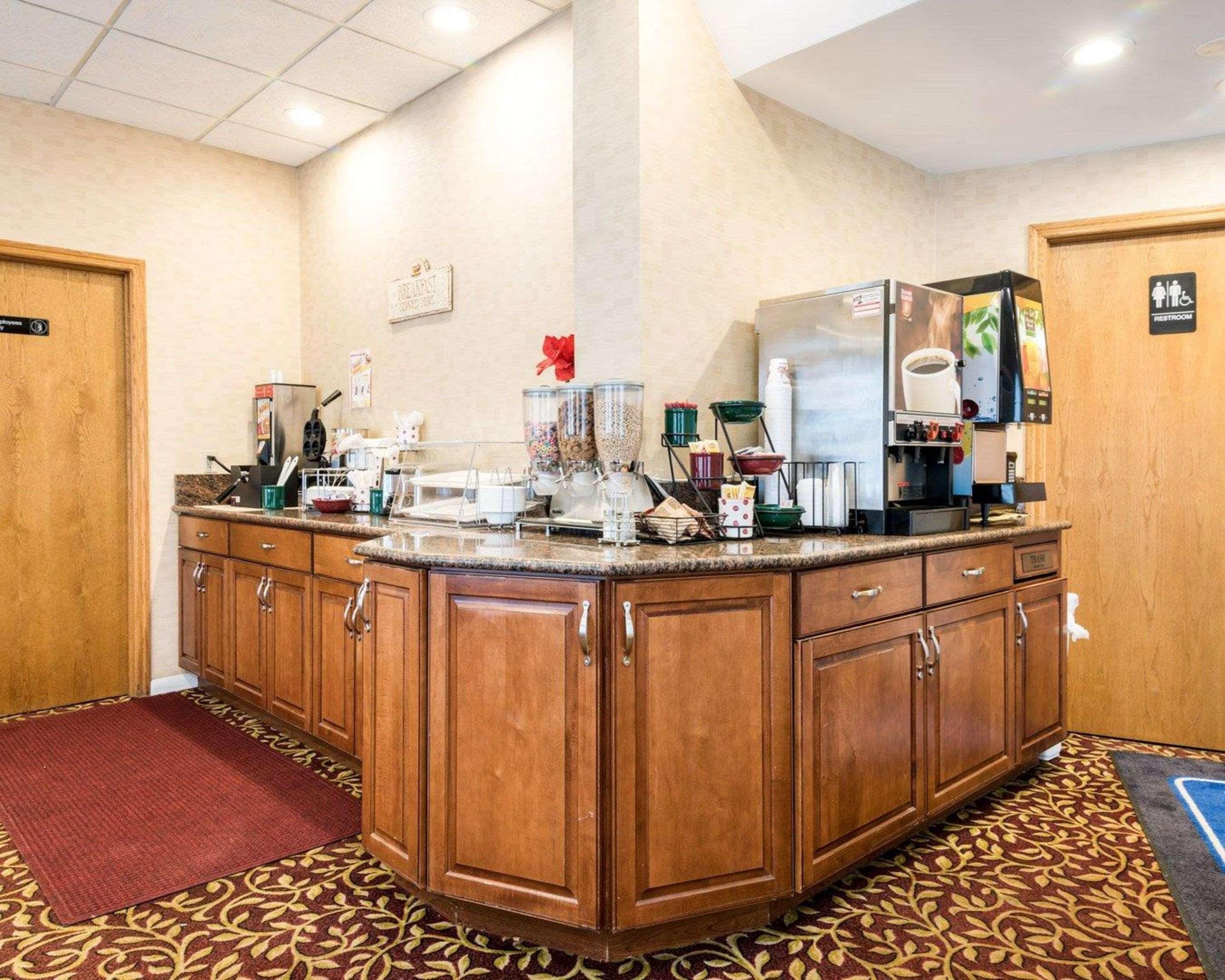 Rodeway Inn Weedsport Ngoại thất bức ảnh